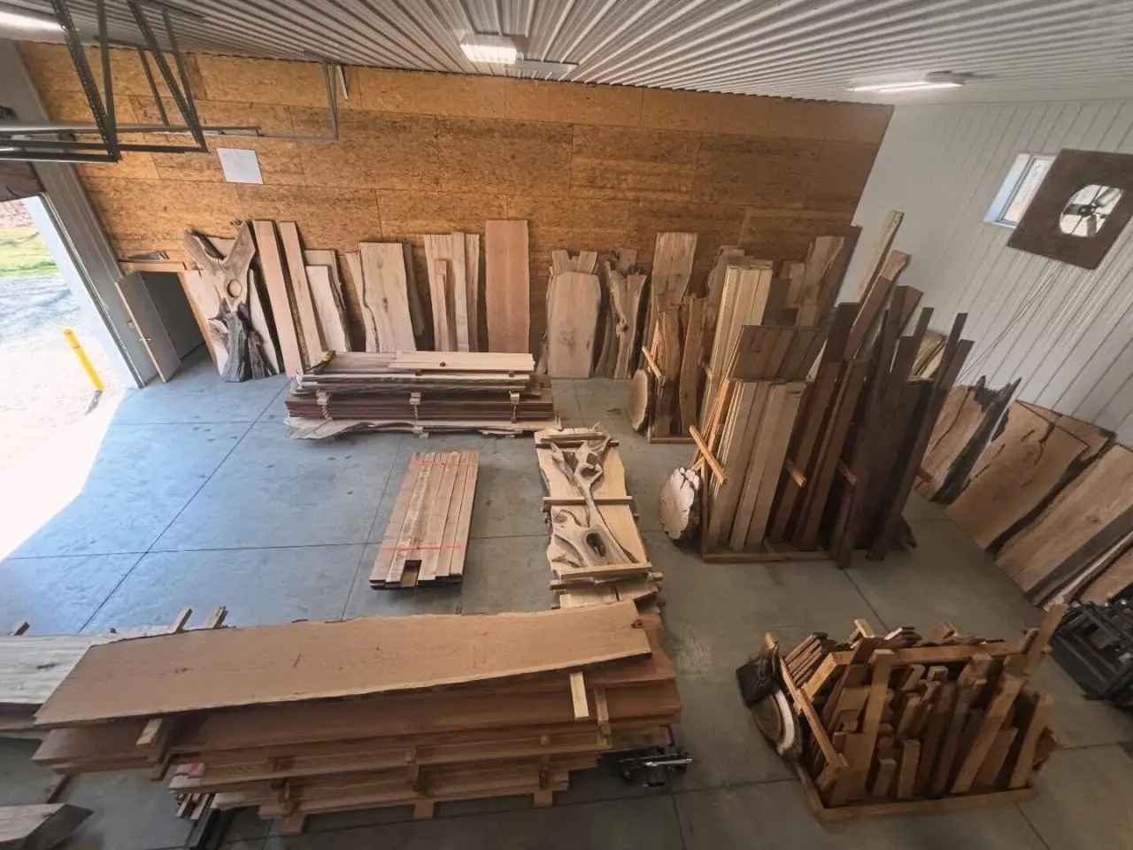 The showroom with boards and slabs standing along the wall.